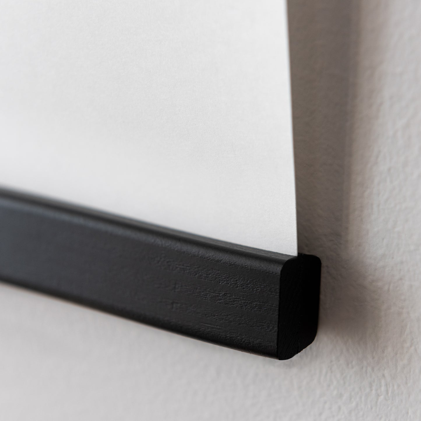 Svart posterhängare