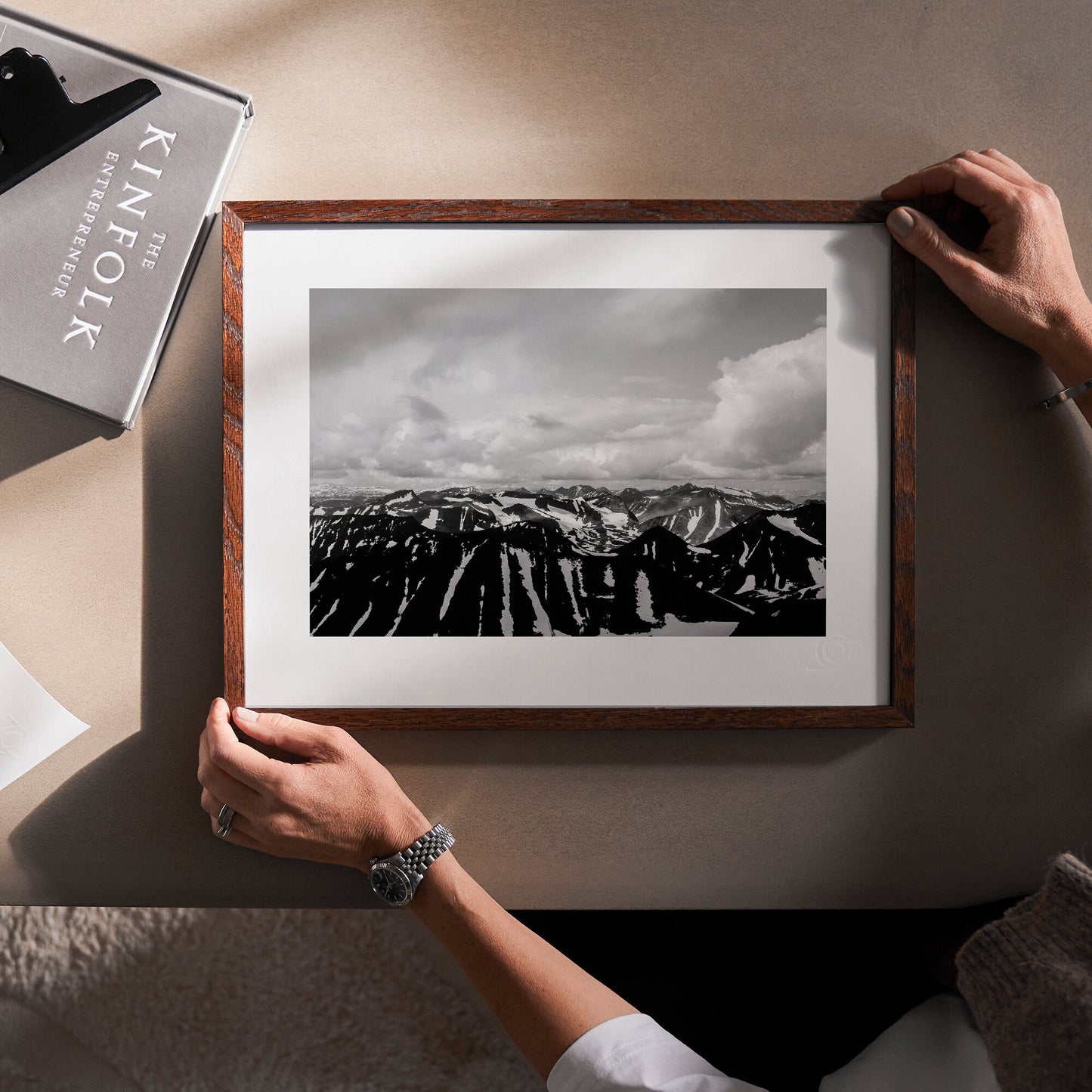 Svartvita bergstoppar fotoposter